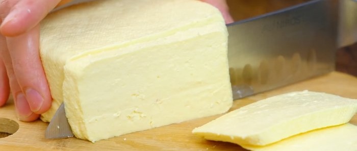 Cea mai ușoară rețetă de brânză de casă în 10 minute cu doar 3 ingrediente