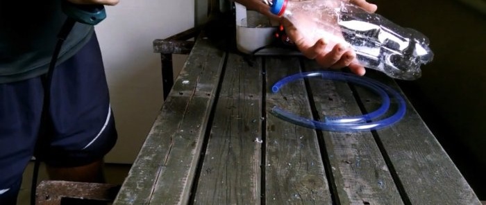 Ako vypustiť benzín bez prehltnutia žiarovky z PET fľaše na hadicu