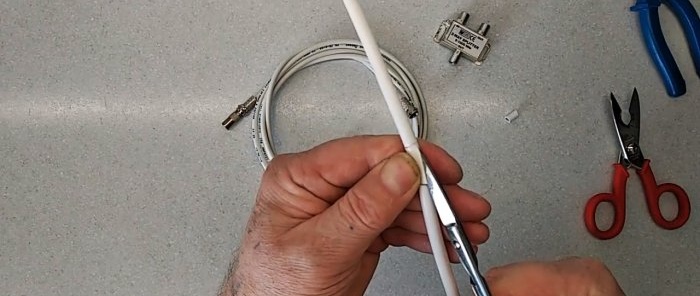 O antenă simplă pentru TV digital cu propriile mâini, bazată pe un splitter