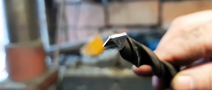 Dụng cụ đính kèm được làm từ rác thành giấy nhám để mài mũi khoan hoàn hảo