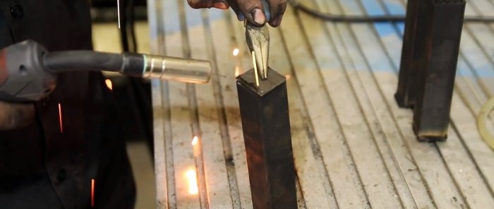 Un antico metodo per trasformare l'acciaio dolce in acciaio duro.