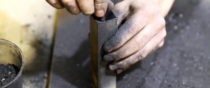 En uråldrig metod att förvandla mjukt stål till hårt stål.