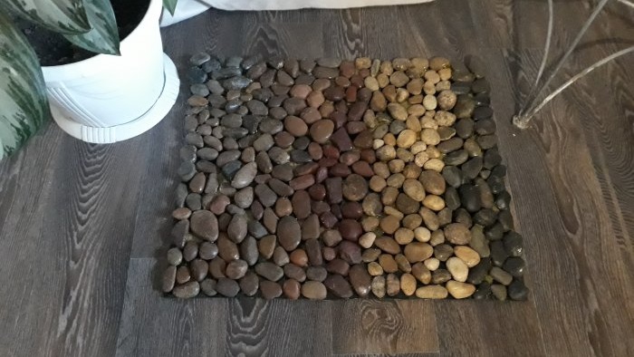 Hogyan készítsünk eredeti szőnyeget folyami kövekből