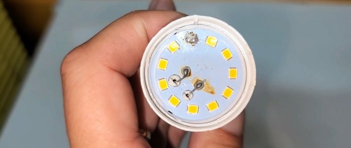 Hvordan reparere en lyspære på 5 minutter uten reservedeler