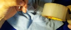 Cómo coser un agujero con una costura oculta usando cinta adhesiva