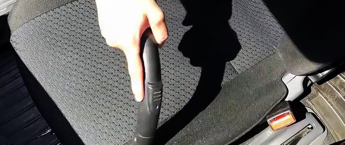 Kaip savo rankomis išvalyti automobilio sėdynę