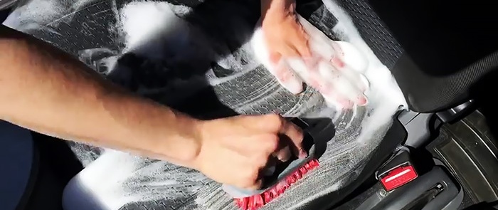 كيفية تنظيف مقعد السيارة بيديك