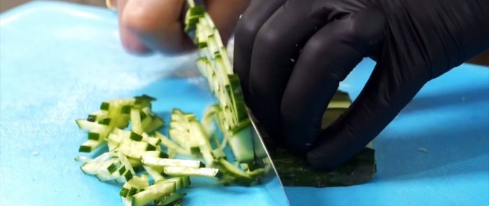 Не можете да си представите колко вкусна ще стане салатата от зеле и краставици с тази тайна съставка.