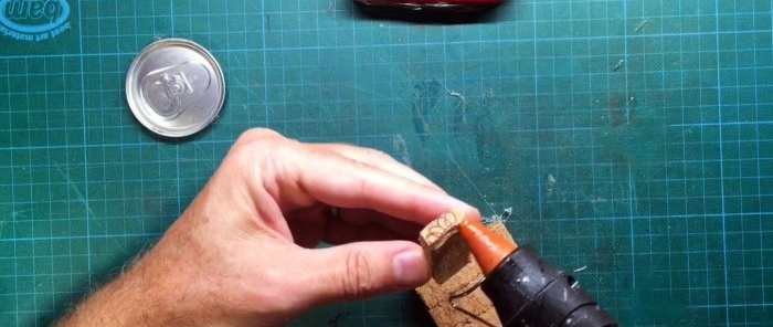Jak vyrobit velké hliníkové zátky z malých plechovek od vína