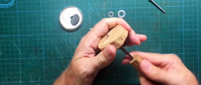 Πώς να φτιάξετε μεγάλα πώματα αλουμινίου από μικρά κουτάκια κρασιού