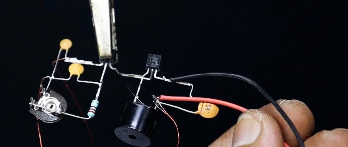 Sådan laver du en meget simpel metaldetektor ved hjælp af 2 transistorer