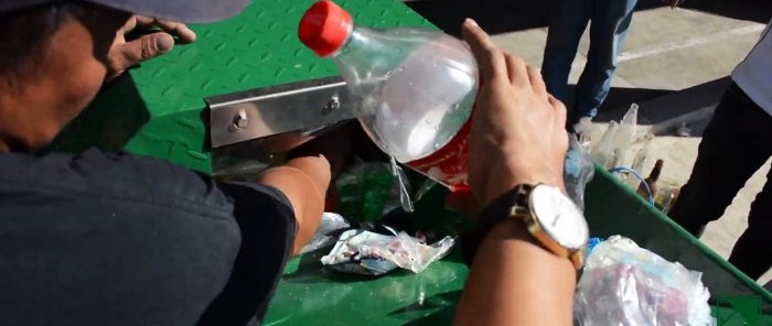 Uma ideia útil para usar garrafas de plástico e vidro na construção sem derreter