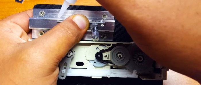 Kaip padaryti elektroninį užraktą iš DVD įrenginio