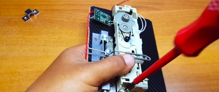 Cum se face o încuietoare electronică de pe o unitate DVD