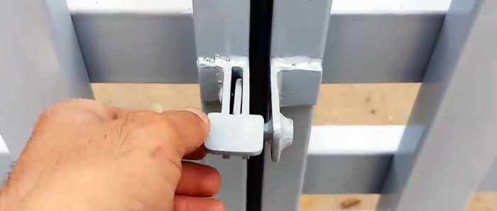 Cómo hacer un pestillo automático para puerta con varias piezas de acero.