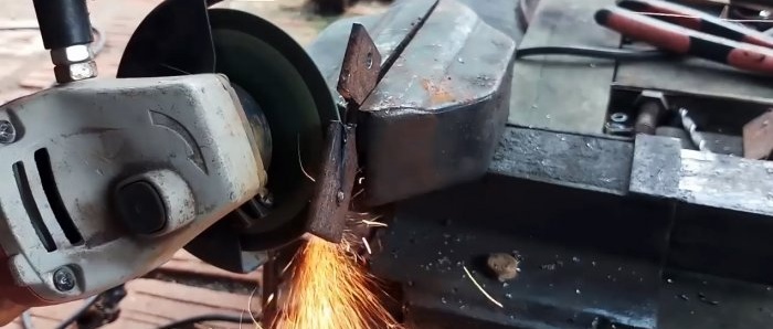 How to make an automatic gate latch from several pieces of steel