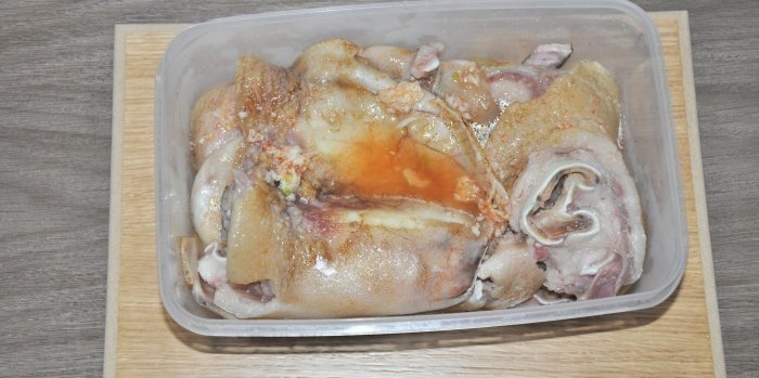 Költségvetési finomság Hogyan készítsünk márványos húsdarabokat csirke- és disznófülből