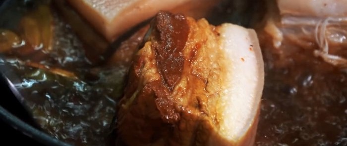 Çin tarzında domuz yağı hızla pişirmenin sıcak bir yolu