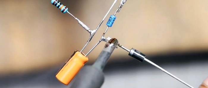 Kako napraviti jednostavnu bljeskalicu od 220 V od štedne žarulje bez tranzistora