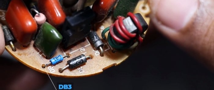 Hoe maak je een eenvoudige 220V-knipperlicht van een spaarlamp zonder transistors