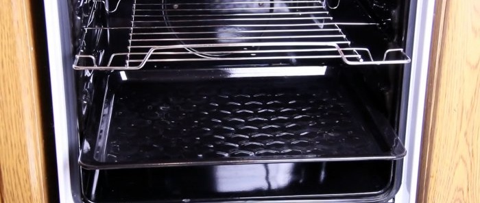 Sådan rengøres en bageplade og ovn fra kulstofaflejringer uden kommercielle kemikalier