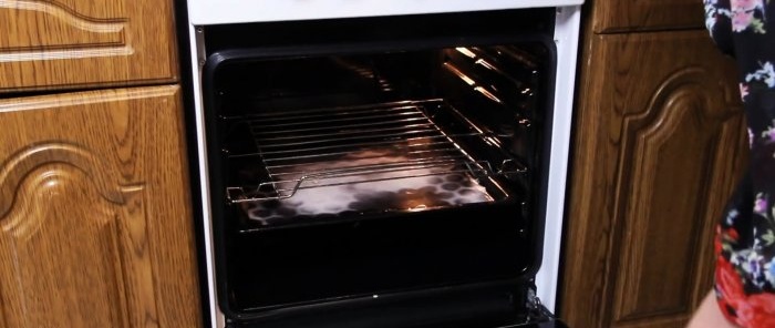 Cách làm sạch khay nướng và lò nướng khỏi cặn carbon mà không cần hóa chất thương mại