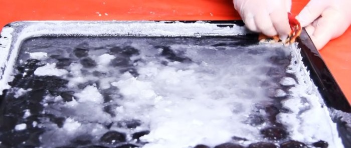 Cum să curățați o foaie de copt și cuptorul de depunerile de carbon fără substanțe chimice comerciale