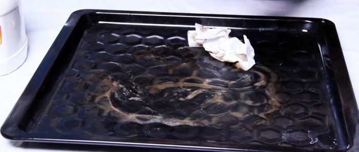 Paano linisin ang isang baking sheet at oven mula sa mga deposito ng carbon nang walang mga komersyal na kemikal