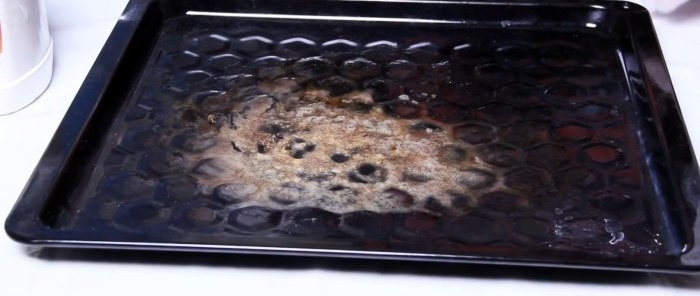 Hvordan rengjøre en bakeplate og ovn fra karbonavleiringer uten kommersielle kjemikalier