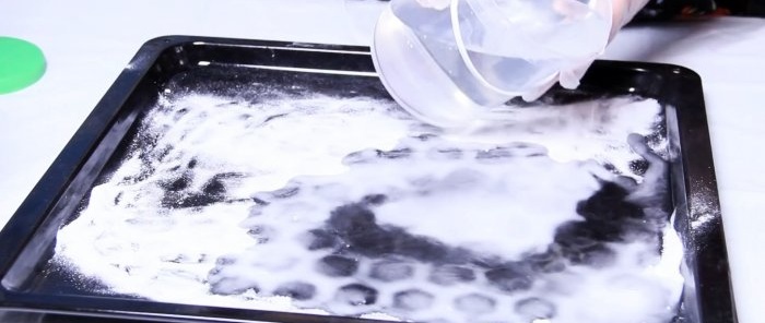 Kaip išvalyti kepimo skardą ir orkaitę nuo anglies nuosėdų be komercinių chemikalų