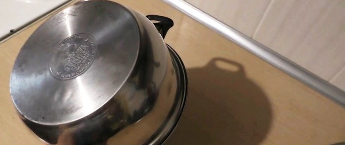 Comment nettoyer le fond d'une casserole ou d'une poêle des dépôts de carbone sans effort