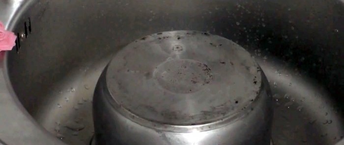 Comment nettoyer le fond d'une casserole ou d'une poêle des dépôts de carbone sans effort