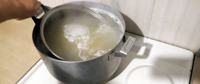 Πώς να καθαρίσετε τον πάτο μιας κατσαρόλας ή του τηγανιού από εναποθέσεις άνθρακα χωρίς προσπάθεια