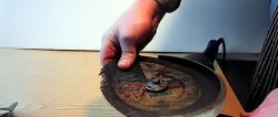 Comment dévisser une meuleuse d'angle sans problème si le disque est coincé et cassé. Conseils d'un serrurier expérimenté