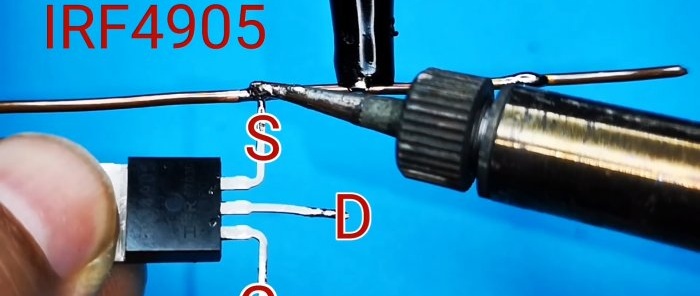 Jak vytvořit obvod ovládání motoru Zapnutí a zpětný chod pomocí dvou tlačítek