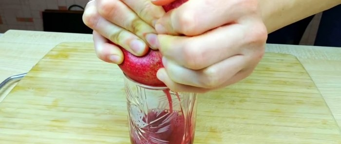 Wie man ohne Entsafter in wenigen Minuten ein Glas Granatapfelsaft auspresst