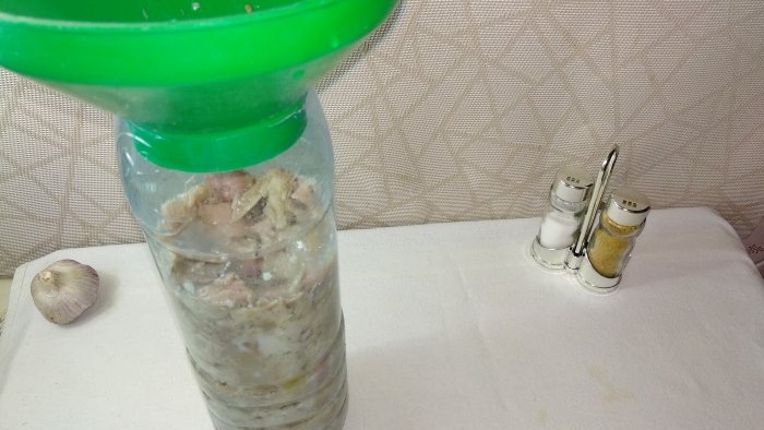 Sådan tilberedes brawn fra svineknok i en PET-flaske