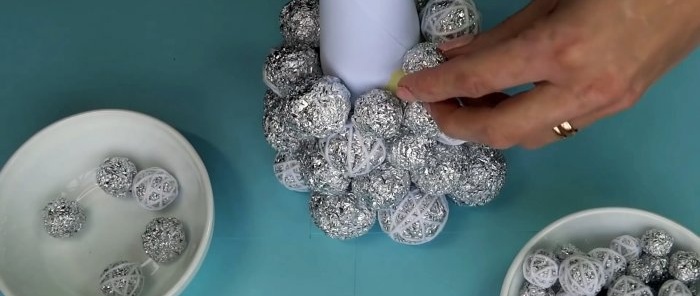 Hogyan készítsünk fóliából gyönyörű karácsonyfát