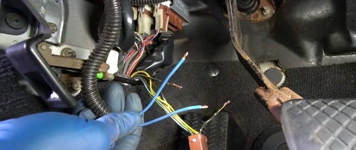 Jak zamontować wyłącznik antykradzieżowy w samochodzie, aby był zawsze pod ręką