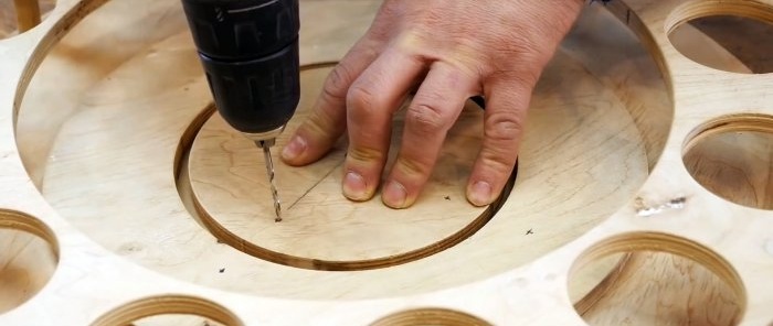 Hoe je een roterende gereedschapsorganizer maakt van een oude naaf