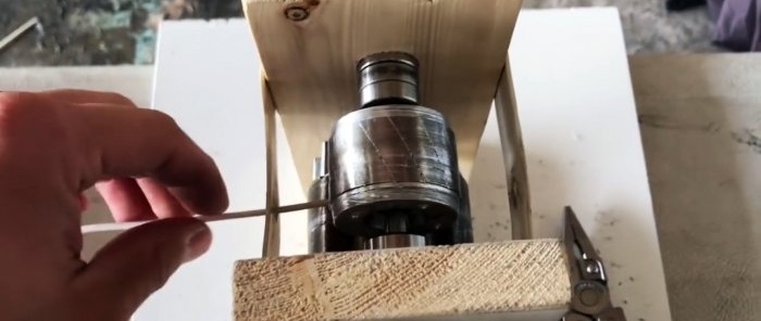 Como fazer uma máquina a partir de rotores de motores elétricos para remover rapidamente o isolamento dos fios