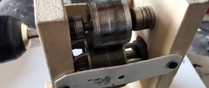 Come realizzare una macchina dai rotori dei motori elettrici per rimuovere rapidamente l'isolamento dai fili