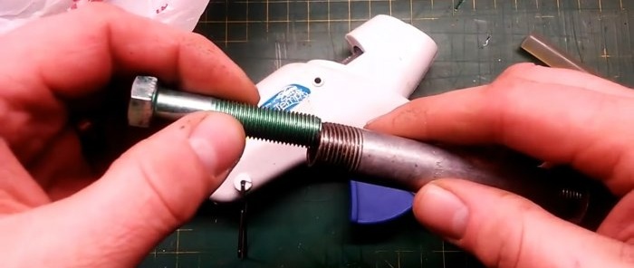 Cómo usar una pistola de pegamento para convertir bolsas de plástico en plástico para proyectos de bricolaje