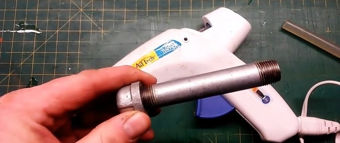 Како користити пиштољ за лепљење да претворите пластичне кесе у пластичне за ДИИ пројекте