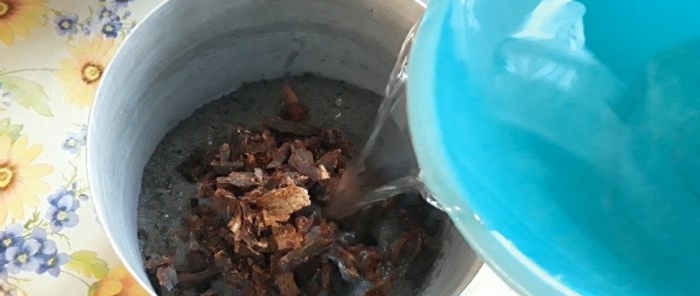 Come pulire un vaso da campeggio da fuliggine e depositi alla vecchia maniera