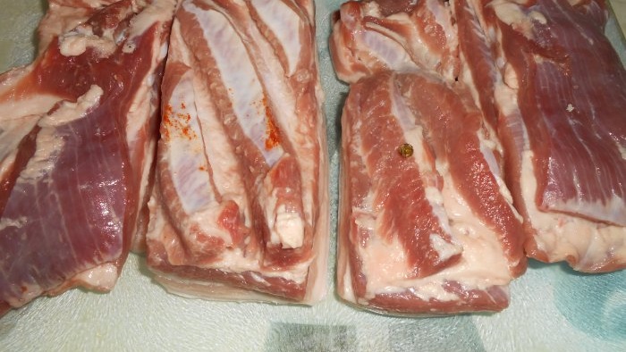 شحم الخنزير المسلوق في كيس من البلاستيك مع البهارات