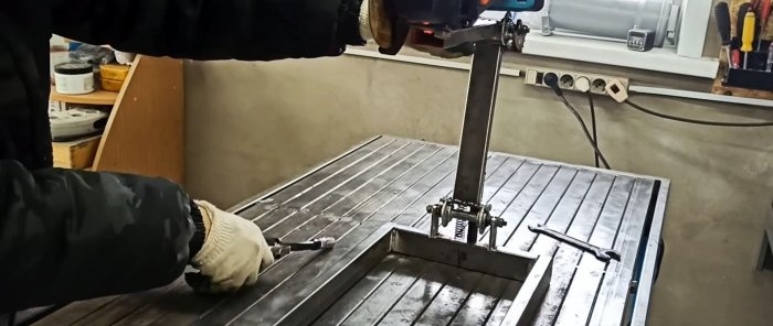 كيفية صنع منشار ميتري بمطرقة لطاحونة الزاوية من بطانات الدراجات