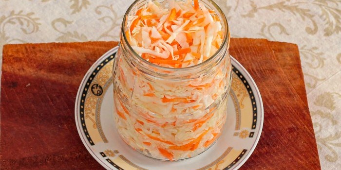Strimlet kål med gulrøtter i en krukke