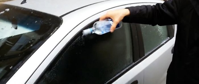 Ledo šalinimas nuo automobilio langų degtine