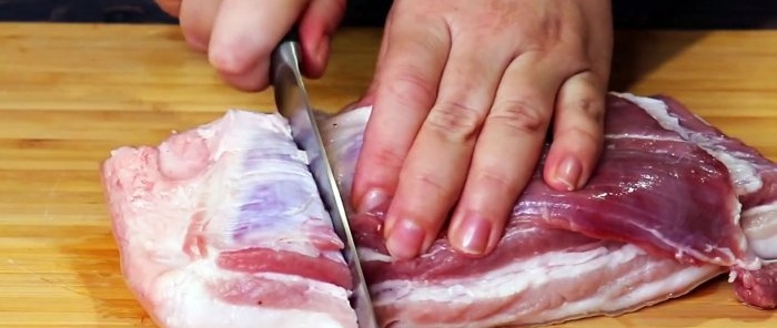 Lemak perut babi atau daging dipotong menjadi kepingan besar